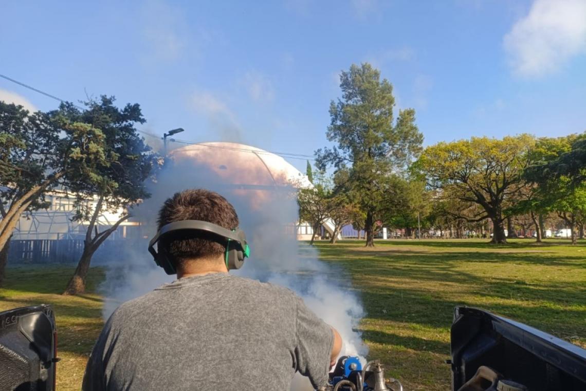 Fumigación: el municipio continúa con los operativos en plazas y espacios verdes
