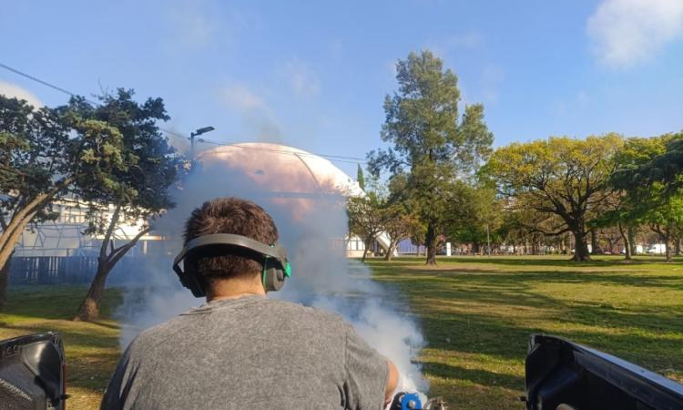 Fumigación: el municipio continúa con los operativos en plazas y espacios verdes