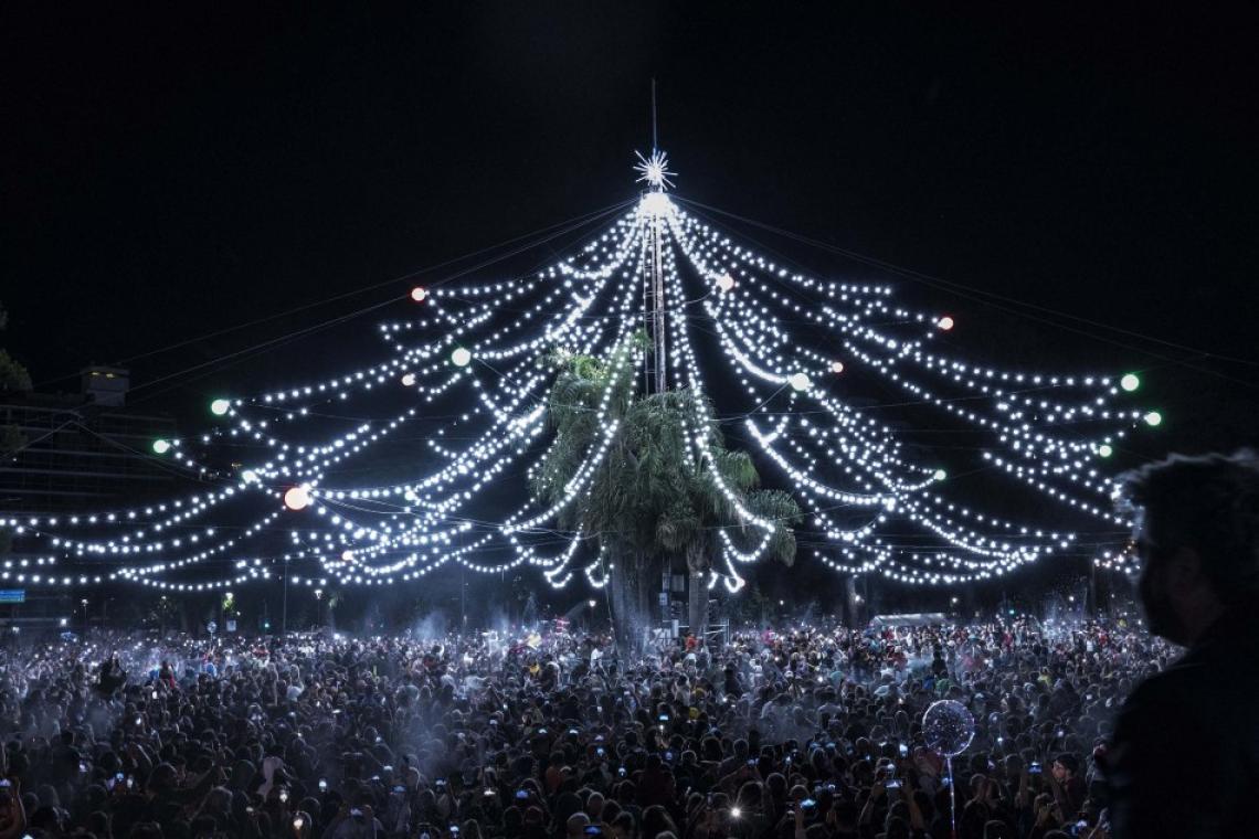 El arbolito de Oroño y Pellegrini se ilumina para celebrar una nueva Navidad rosarina