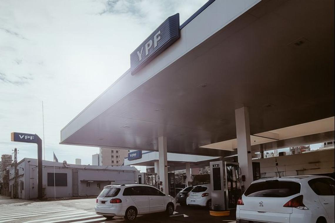 YPF baja el precio de la nafta: cuándo y cómo se aplicará el descuento anunciado