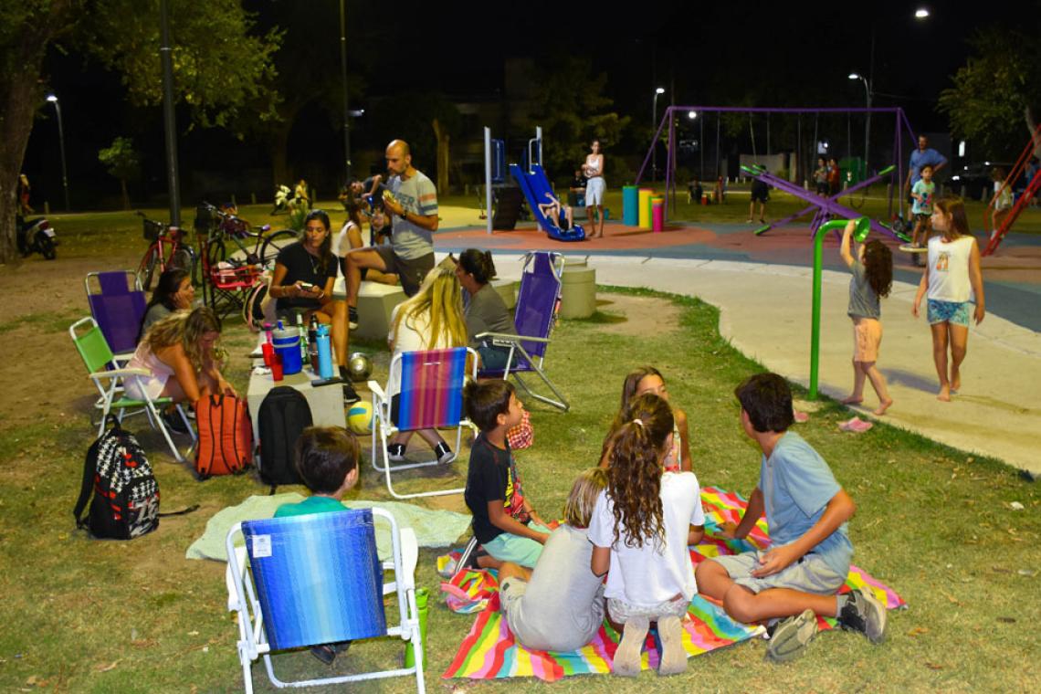  Picnics nocturnos para disfrutar a pleno de las plazas barriales