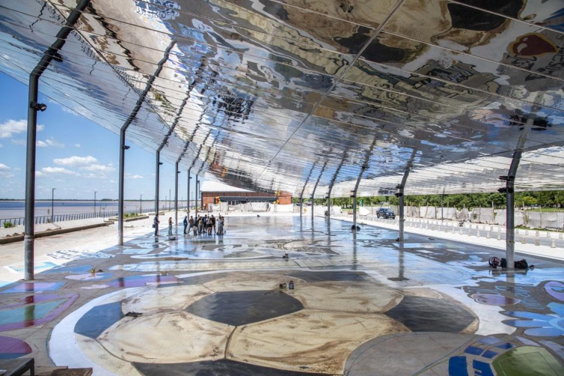 Un mural gigante y el reflejo de una Rosario múltiple