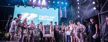 Vigilia en Rosario: una multitud homenajeó a los caídos en Malvinas en el Monumento