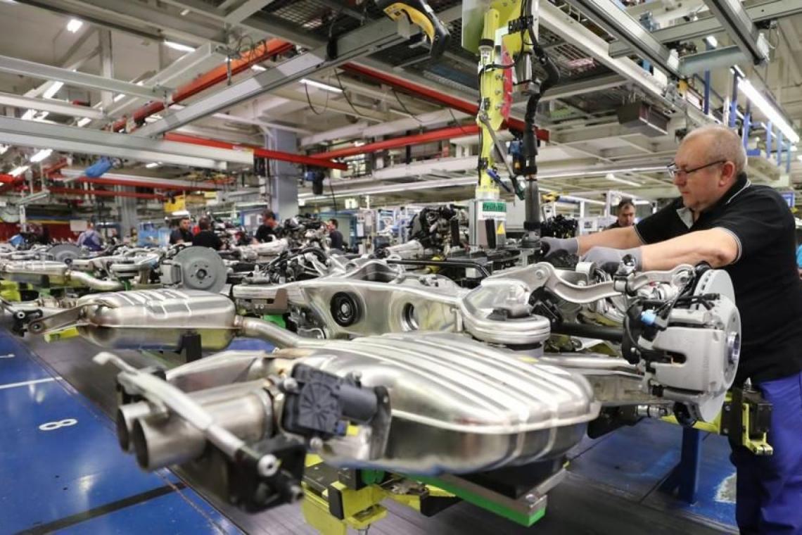 Producción industrial de Argentina se desploma 16,8% interanual en marzo