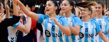 Juega en las selecciones argentina de fútbol y handball y quiere ser médica