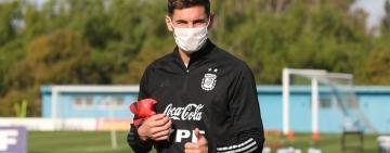 El protocolo de la AFA: prohibido escupir, besar la pelota e intercambiar camisetas