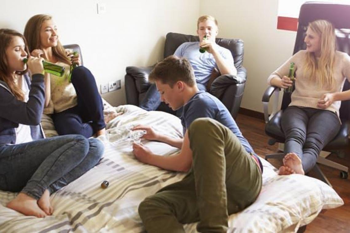 La arraigada asociación cultural entre consumo de alcohol y celebración.