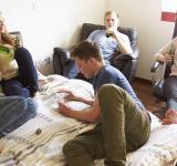 La arraigada asociación cultural entre consumo de alcohol y celebración.