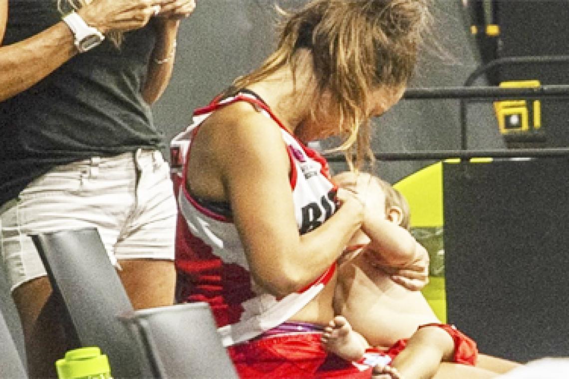 Una basquetbolista argentina amamantó a su bebé en un entretiempo y su imagen recorrió el mundo