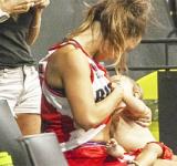 Una basquetbolista argentina amamantó a su bebé en un entretiempo y su imagen recorrió el mundo