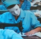 "¿Quién hace tu ropa?", el libro que vincula a las grandes marcas con talleres ilegales