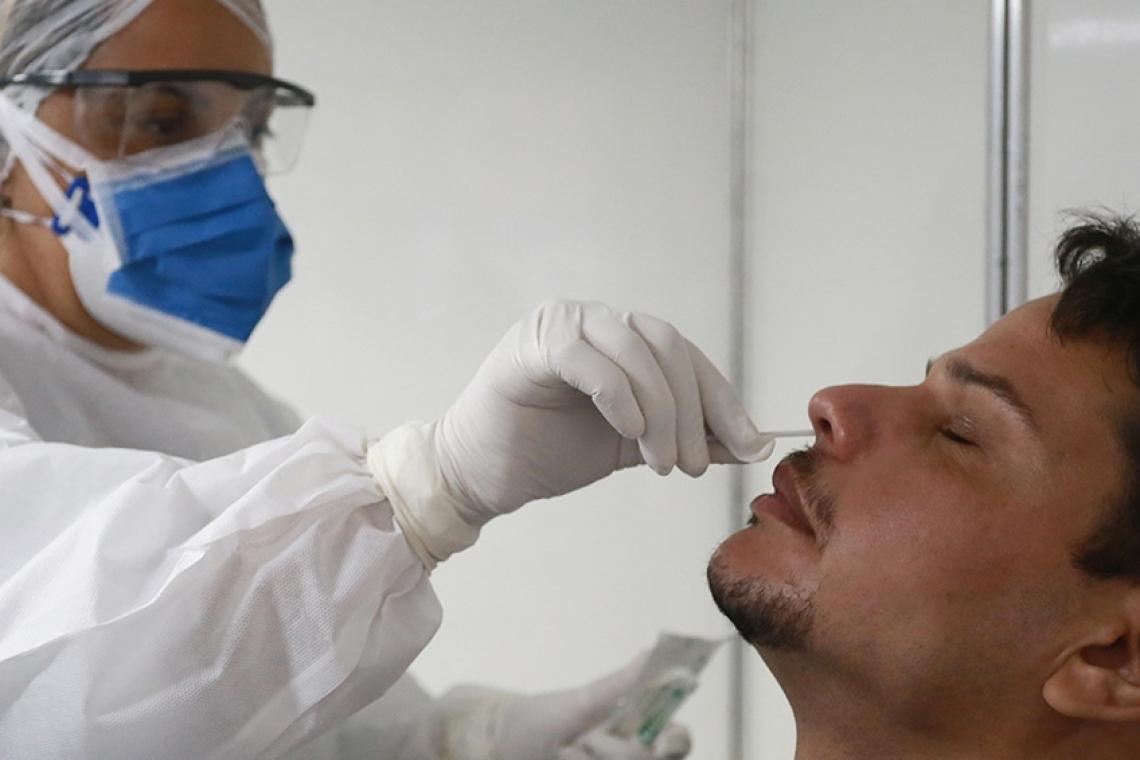 Los casos de coronavirus descendieron 40% en el último mes en la Argentina