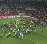 Escándalo en Francia: Hinchas de Niza entraron al campo y agredieron a jugadores de Marsella