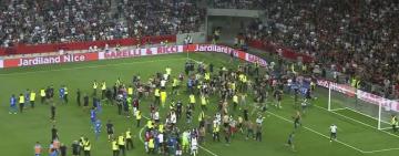 Escándalo en Francia: Hinchas de Niza entraron al campo y agredieron a jugadores de Marsella