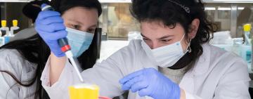 Cómo actúa la vacuna argentina que demostró alta efectividad con una sola dosis