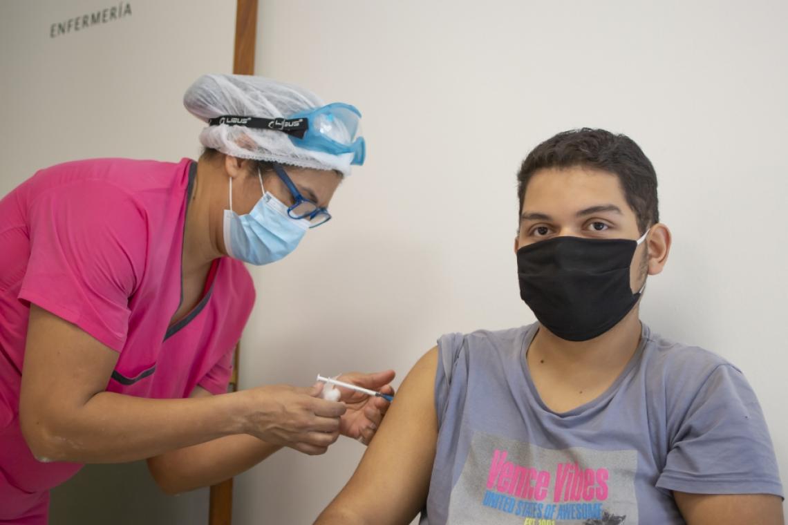 La provincia inició la vacunación contra el COVID 19 a personas de 12 a 17 años sin factores de riesgo