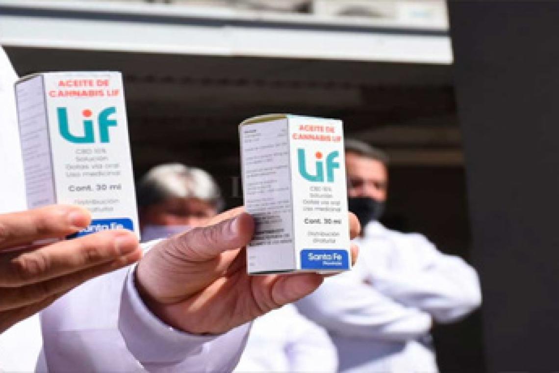 Un laboratorio público de Santa Fe presentó el primer lote de aceite de cannabis medicinal