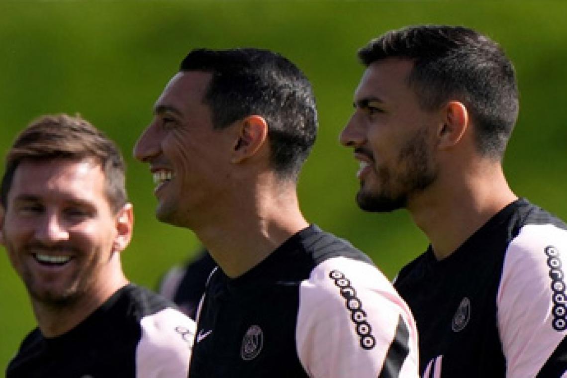 Messi llegó desde París junto a Di Maria y Paredes para lucir la camiseta argentina