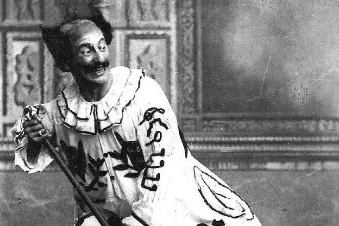 Al circo, mezcla rara de proeza, poética y riesgo, ¡feliz día!