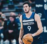 Leandro Bolmaro se convirtió en el argentino más joven en debutar en la NBA