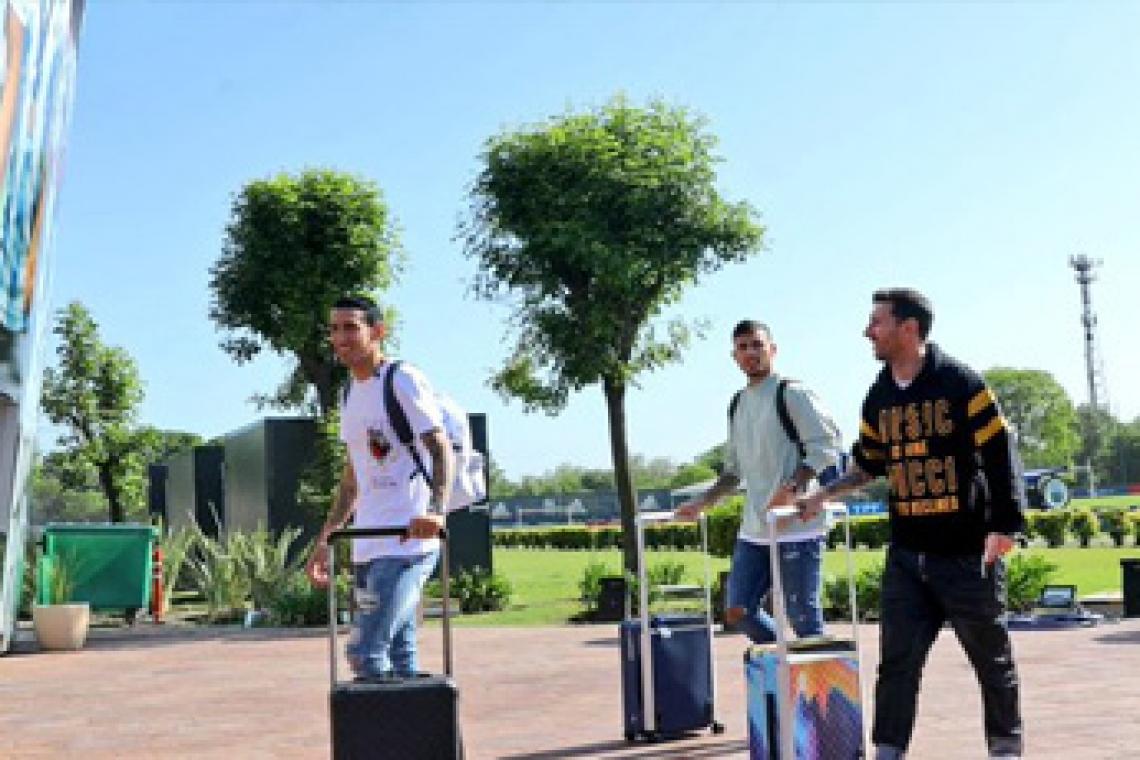 Messi llegó al país para sumarse al seleccionado argentino