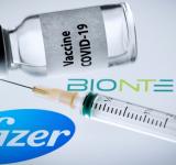 Pfizer pide aplicar a todos los adultos una tercera dosis de su vacuna