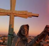 Un artista urbano conmovió con la escultura de un niño refugiado desde la cúpula de una iglesia