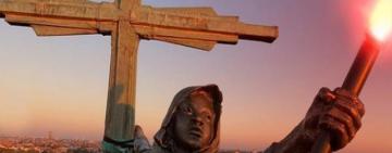 Un artista urbano conmovió con la escultura de un niño refugiado desde la cúpula de una iglesia