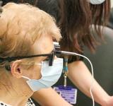Una mujer de 88 años recupera su visión tras recibir el primer implante de un chip biónico