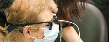 Una mujer de 88 años recupera su visión tras recibir el primer implante de un chip biónico