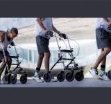 Personas parapléjicas recibieron implantes de electrodos en la columna y volvieron a caminar