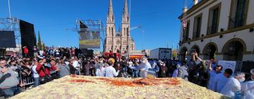 Cocinaron la milanesa a la napolitana "más grande del mundo" en Luján