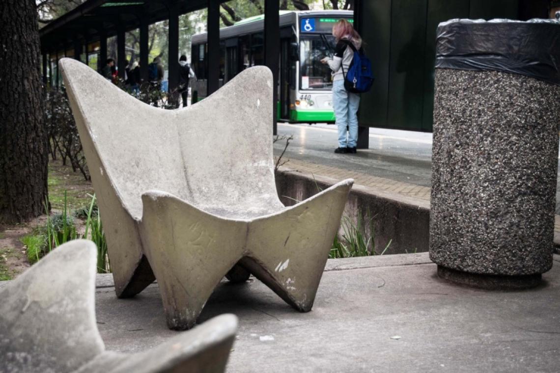 Arquitectura hostil: cuando el diseño urbano desalienta el uso del espacio público