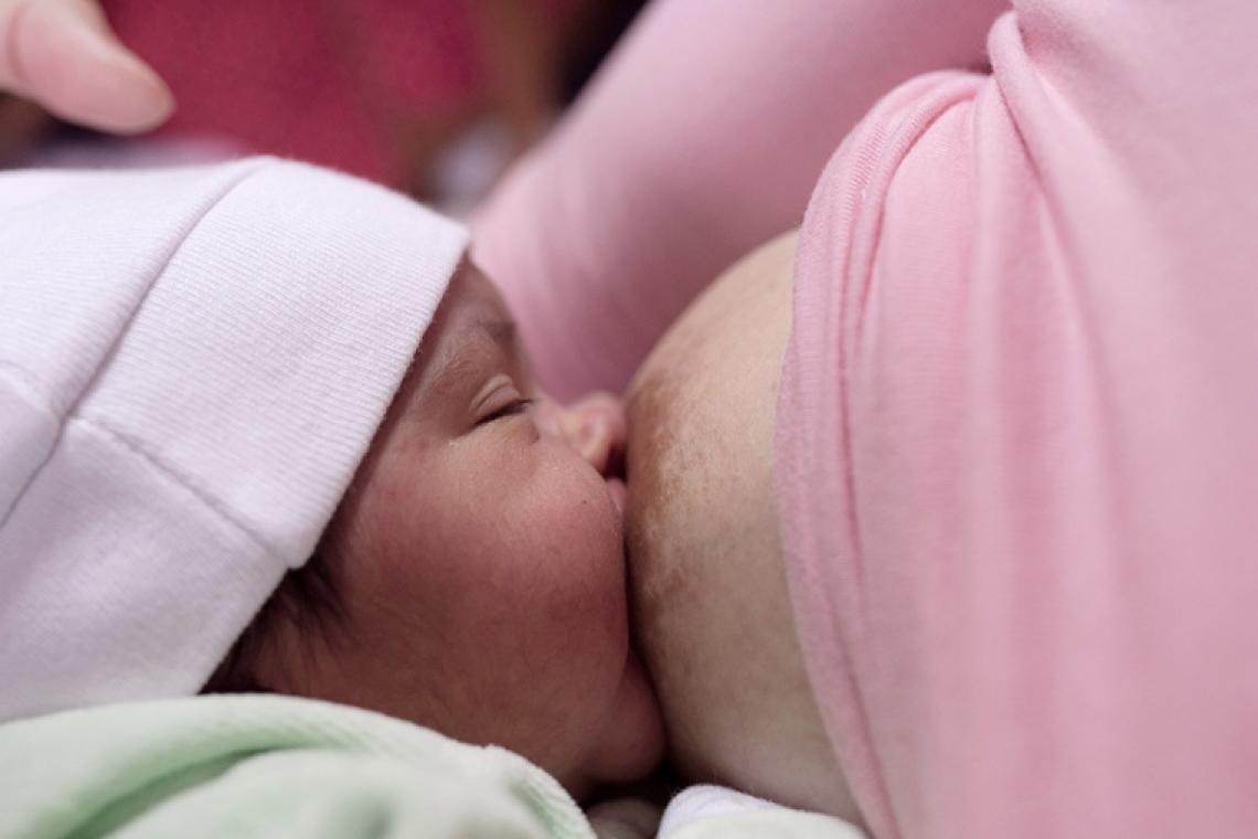 La leche materna de vacunadas contra el Covid transfiere inmunidad a bebés