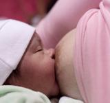 La leche materna de vacunadas contra el Covid transfiere inmunidad a bebés