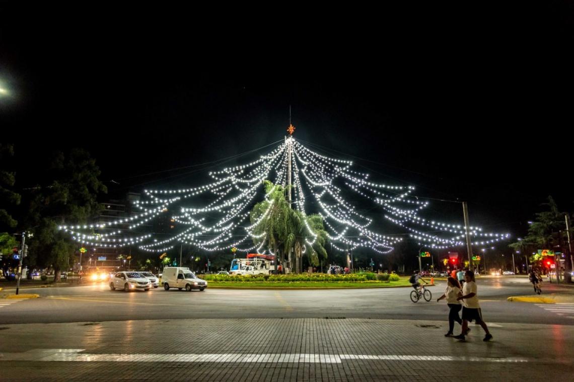 Se enciende el tradicional arbolito de Navidad de Pellegrini y Oroño