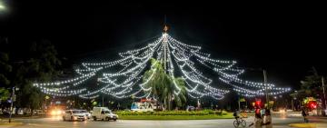 Se enciende el tradicional arbolito de Navidad de Pellegrini y Oroño