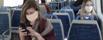 Ante la suba de casos, Salud volvió a recomendar el tapaboca en espacios cerrados y en el transporte