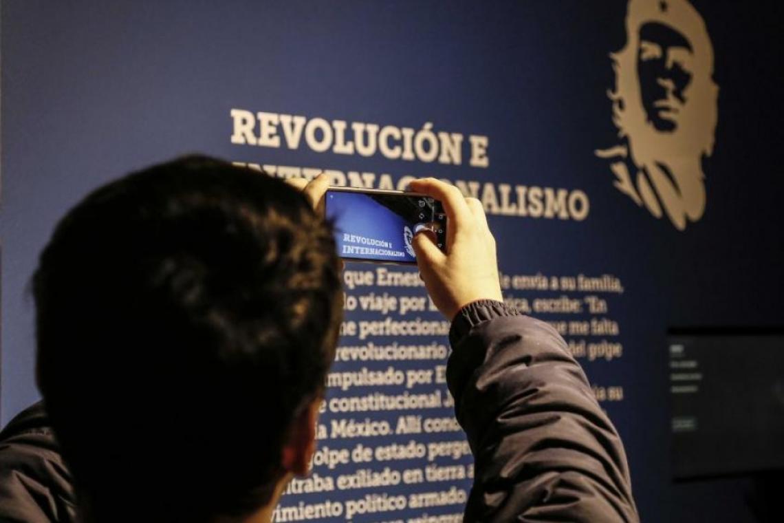 Invitan a participar de una visita especial comentada a la muestra «Che: una poética»