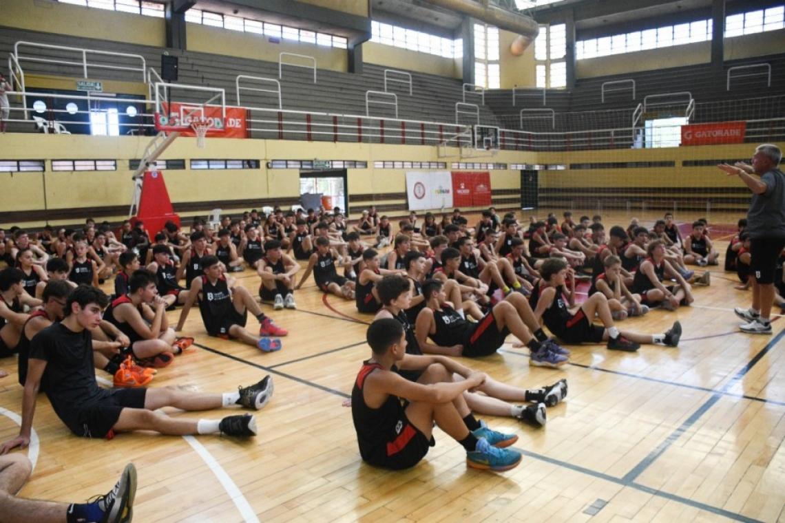 Chicos y chicas de polideportivos municipales participaron del campus de Sergio Hernández