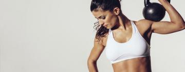 Por qué levantar pesas es fundamental para las mujeres antes y después de la menopausia (más que los ejercicios de movilidad)