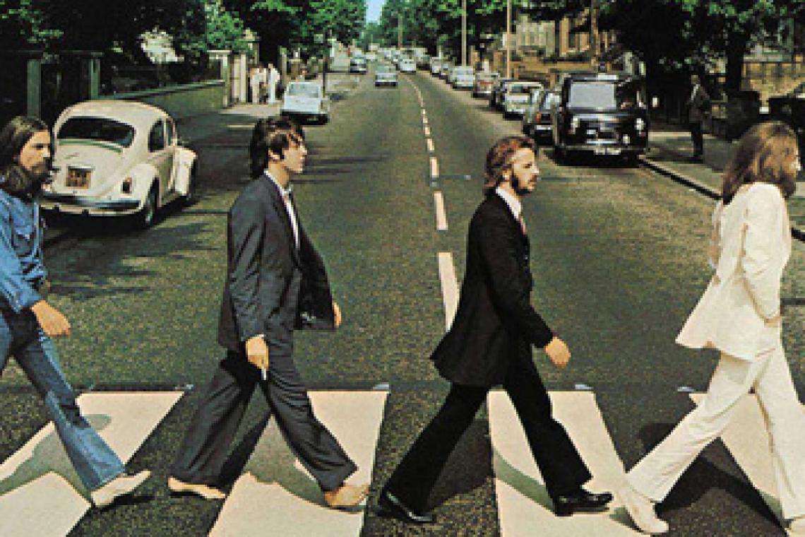 Subastan en Nueva York objetos de colección de los Beatles valuados en más de 8 millones de dólares