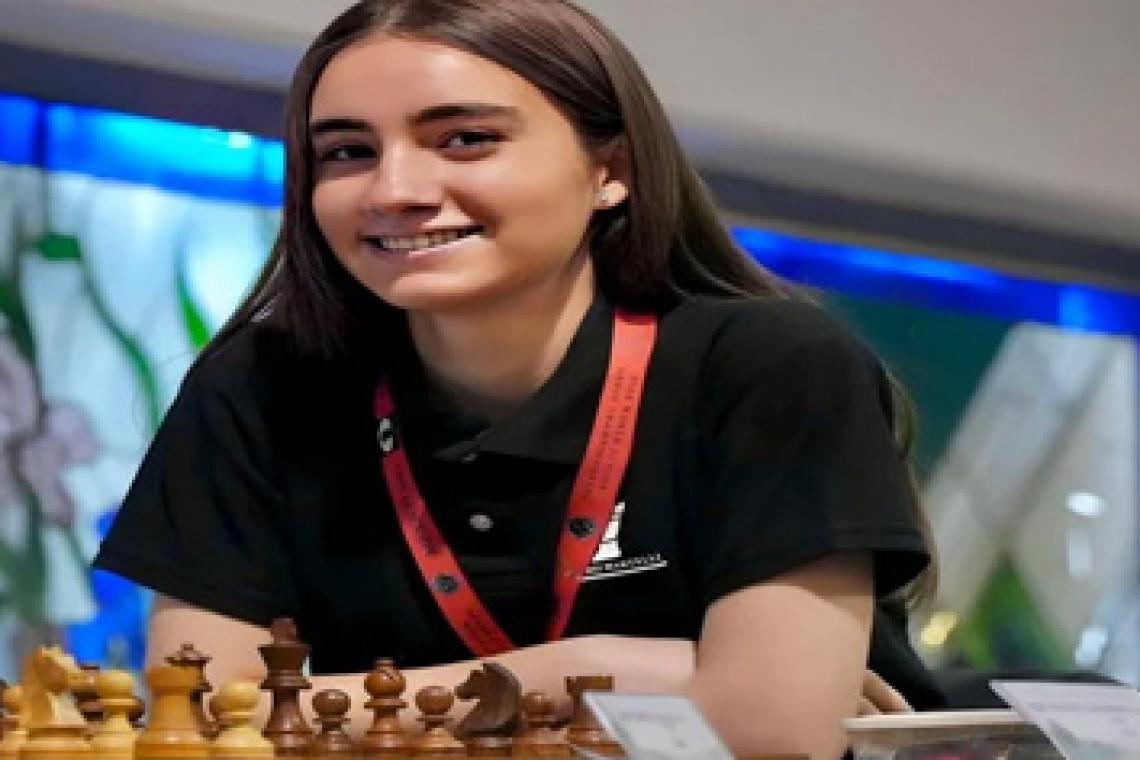 Candela Francisco regresó a la Argentina con su medalla de campeona mundial de ajedrez