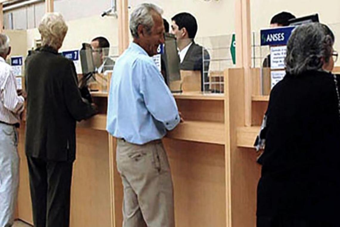 Oficializan el bono de $ 55.000 para jubilados que cobran la mínima y un aumento del 100% para la AUH