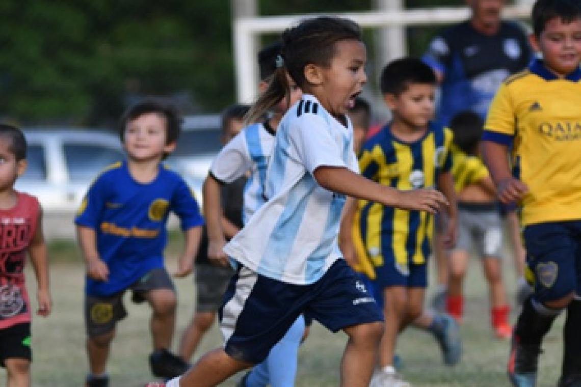 «Rosario es Fútbol»: el proyecto del municipio ya alcanzó a más de 12.000 niñas y niños de la ciudad