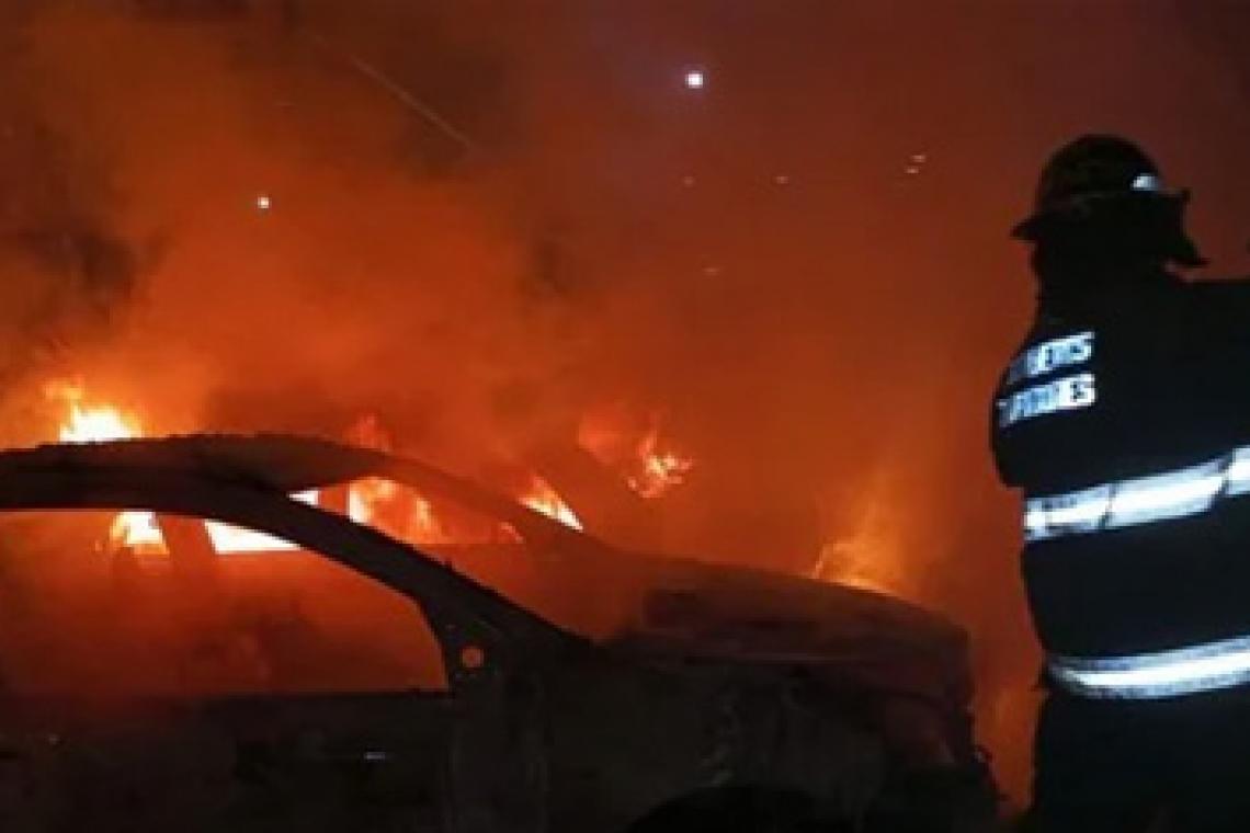 Cuatro autos fueron incendiados en la misma cuadra donde hay una comisaría.