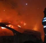Cuatro autos fueron incendiados en la misma cuadra donde hay una comisaría.