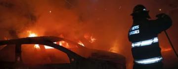 Cuatro autos fueron incendiados en la misma cuadra donde hay una comisaría.