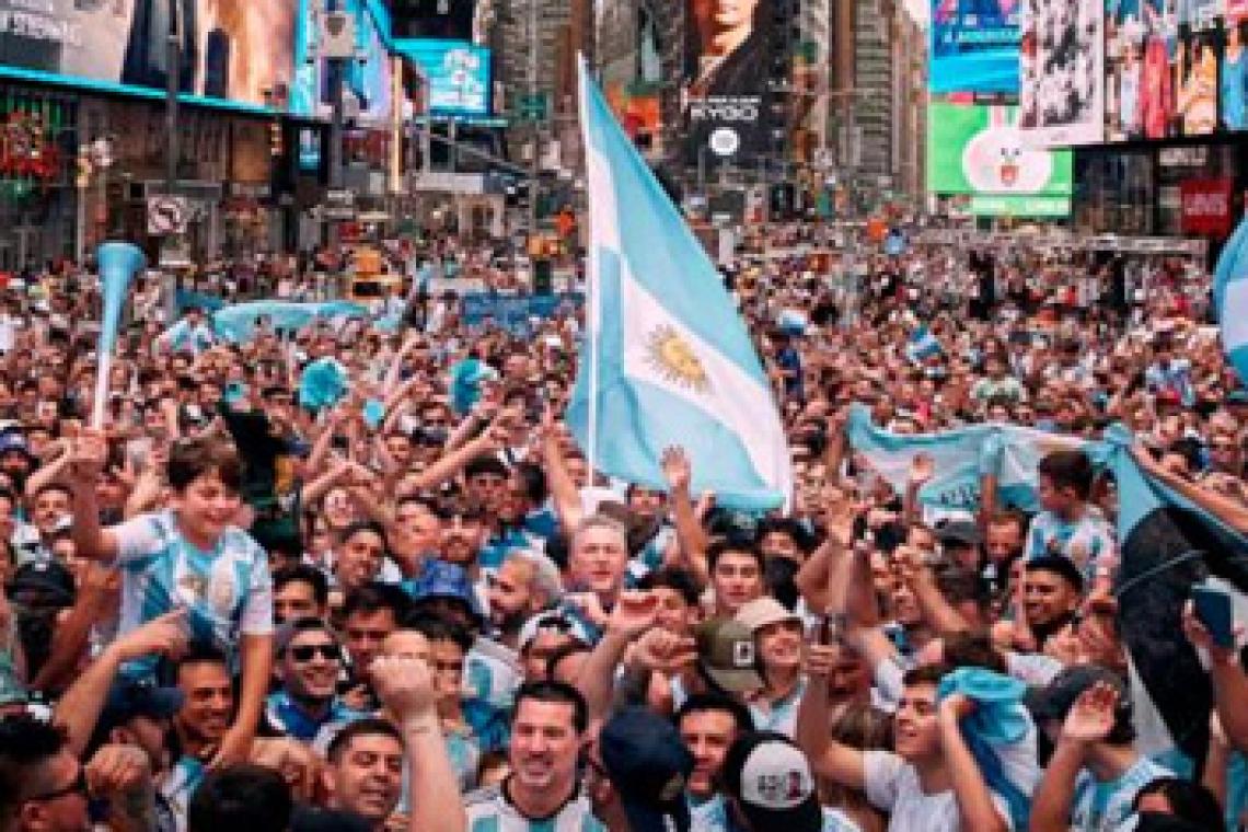 Locales otra vez: una marea celeste y blanca copó el Times Square antes del partido frente a Chile
