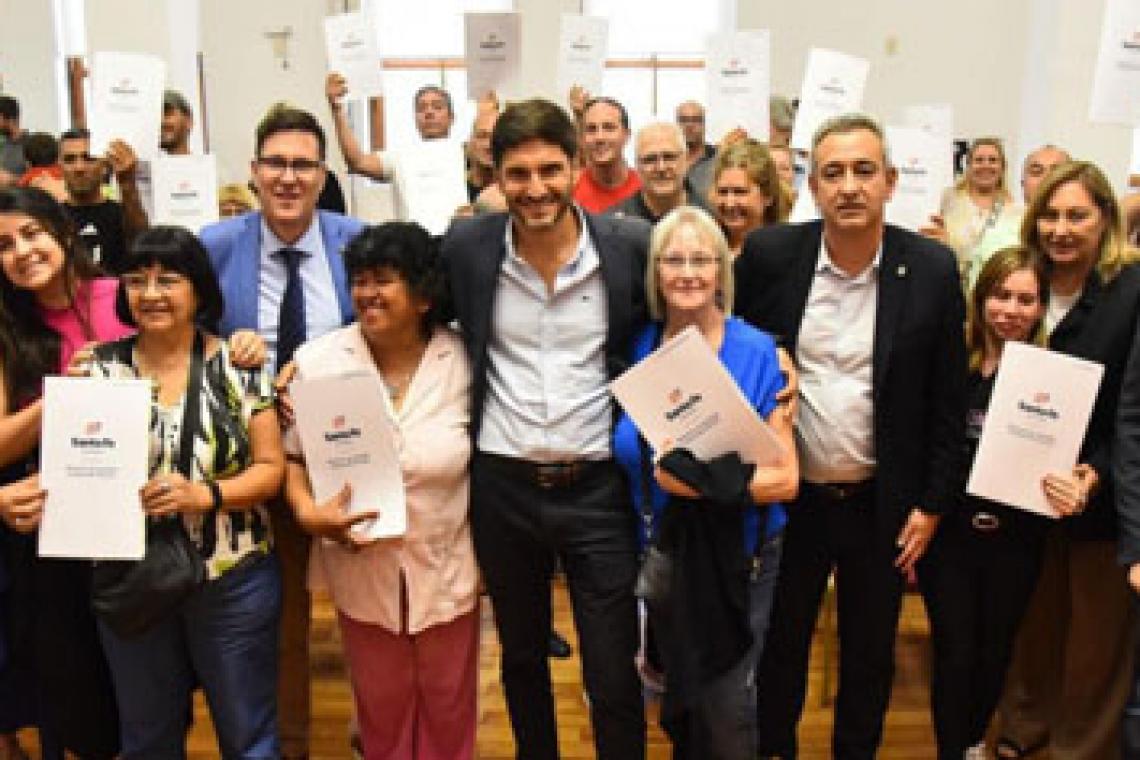 Pullaro entregó escrituras a familias del departamento Rosario